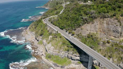 Die-665-Meter-Lange-Sea-Cliff-Bridge-Ist-Ein-Highlight-Entlang-Des-Grand-Pacific-Drive-In-Coalcliff,-NSW---Drohnenaufnahme-Aus-Der-Luft