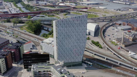 Ikonisches-Bürogebäude-Mehrfamilienhaus-Hoher-Turm-Wolkenkratzer-Zentrale-Innenstadt-Göteborg-Schwedische-Stadt-Schweden-Besuchen-Sie-Skandinavien-Europäisches-Touristenziel-Reflektierende-Architektur-Autobahn-Spot-Spot-Spot