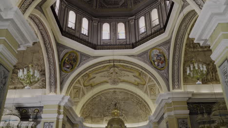 Eine-Innenansicht-Einer-Basilika-Mit-Ihrer-Antiken-Und-Künstlerischen-Architektur