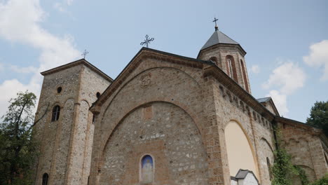 Una-Hermosa-Vista-Panorámica-De-ángulo-Bajo-De-Una-Iglesia-Ortodoxa-Serbia,-El-Peregrino-Del-Primer-Cristianismo