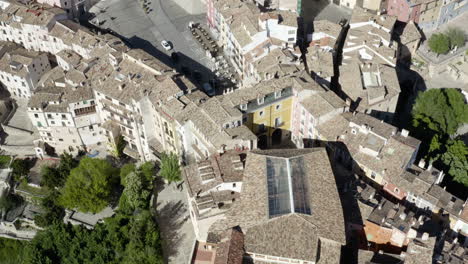 Cuenca,-Spanien-Gebäude-Und-Häuser-In-Der-Schönen-Historischen-Stadt---Antenne