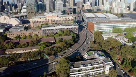 Vista-Aérea-De-La-Ciudad-Con-Rascacielos-Modernos-Y-Carretera-De-La-Ciudad-En-Sydney-Cbd,-Australia---Disparo-De-Drones