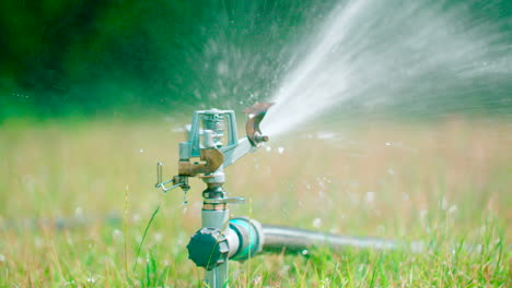 Smart-Garden-Aktiviert-Mit-Vollautomatischem-Sprinkler-Bewässerungssystem,-Das-In-Einem-Garten-Arbeitet