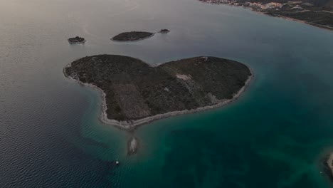 Isla-En-Forma-De-Corazón-De-Galesnjak,-Archipiélago-De-Zadar,-Región-De-Dalmacia-En-Croacia