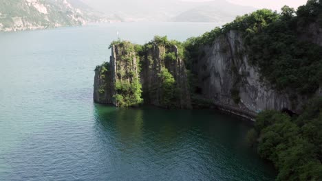 Erstaunliche-Luftaufnahme-Des-Iseosees,-Bucht-Des-Bogn-In-Der-Nähe-Von-Lovere,-Bergamo,-Italien