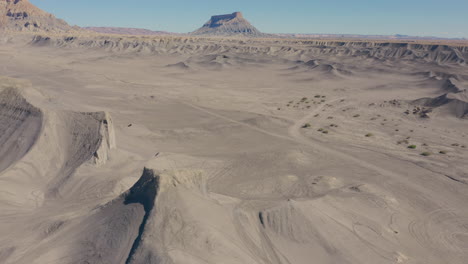 Drohne-über-Steile-Bentonit-Lehmhügel-In-Utah,-Perfekt-Fürs-Gelände
