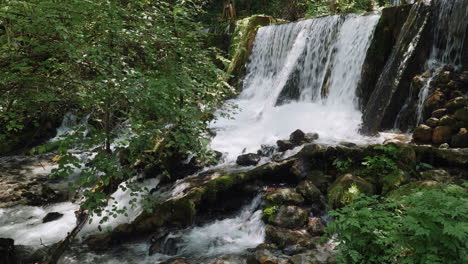 Ein-Erstaunlich-Schöner-Wasserfallblick-Auf-Den-Fluss,-Der-Auf-Den-Felsen-Im-Wald-Fließt
