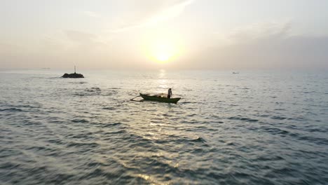 Lokaler-Fischer-In-Einem-Traditionellen-Boot-In-Der-Nähe-Der-Küste-Von-Sri-Lanka-Im-Morgengrauen
