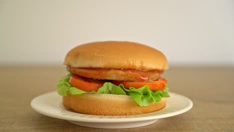 Chicken-Burger-Mit-Sauce-Auf-Dem-Teller