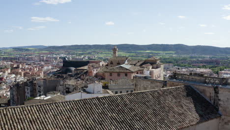 Beautiful-Houses-in-Medieval-Historic-Cliffside-Town-of-Cuenca,-Spain---Aerial
