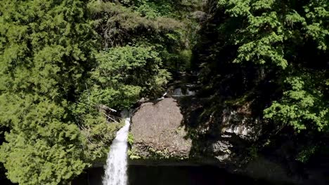 Bäche,-Die-Von-Schroffen-Hügeln-Im-Dichten-Dschungel-Im-Silver-Falls-State-Park-In-Oregon-Fließen