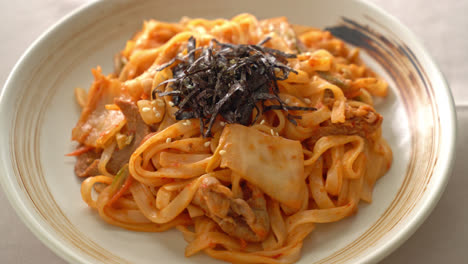 Fideos-Udon-Salteados-Con-Kimchi-Y-Cerdo---Estilo-De-Comida-Coreana