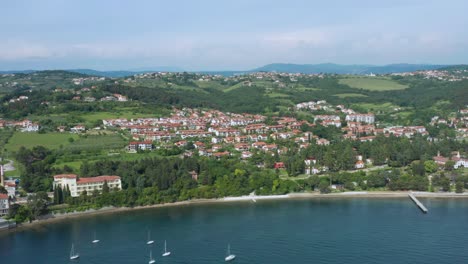 Luftaufnahme-Des-Kleinen-Dorfes-Ankaran-In-Der-Küstenregion-Sloweniens