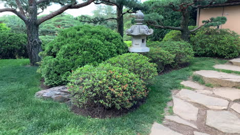 Enthüllung-Einer-Japanischen-Gartensteinlaterne-Draußen-Am-Nachmittag