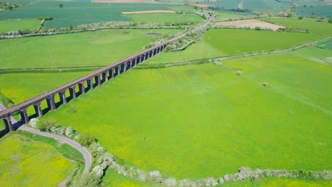 Panorama-Del-Viaducto-De-Welland---Viaducto-De-Seaton-Con-Campos-Verdes-En-Un-Día-Soleado-De-Verano-En-Inglaterra,-Reino-Unido