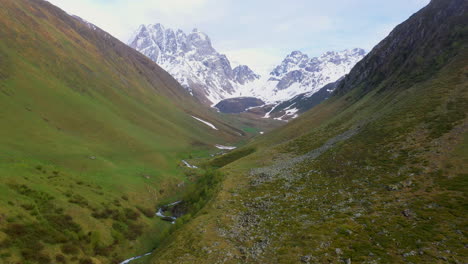 Filmdrohne-Schoss-Langsam-In-Richtung-Der-Schneebedeckten-Berge-Des-Kaukasus-In-Georgien