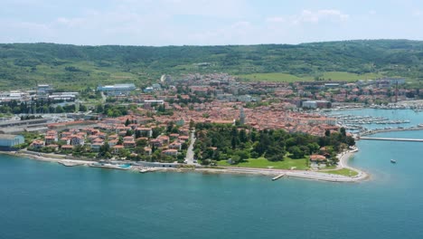 Vista-Panorámica-De-La-Playa,-La-Ciudad-Y-El-Puerto-Deportivo-De-Izola-En-Un-Día-Soleado-De-Verano-En-Istria,-Eslovenia