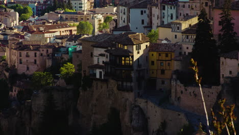 Hanging-Houses-on-Cliffs-Edge-in-Beautiful-Cuenca,-Spain