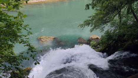 Eine-Nahaufnahmeansicht-Eines-Wasserfalls-Im-üppigen-Grünen-Fluss