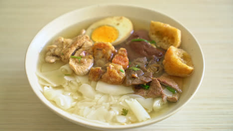 paste-of-rice-flour-or-boiled-Chinese-pasta-square-with-pork-in-clear-soup