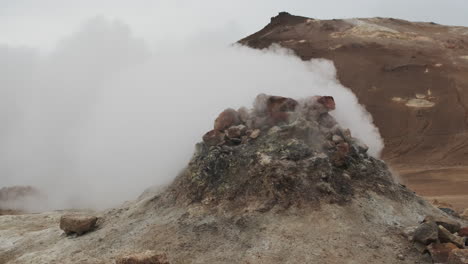 Dampfende-Geothermische-Quelle,-Námafjall-Gebiet,-Island