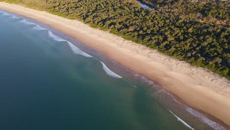 Trial-Bay-Front-Beach-Y-Saltwater-Creek-En-La-Mitad-De-La-Costa-Norte,-Nueva-Gales-Del-Sur,-Australia
