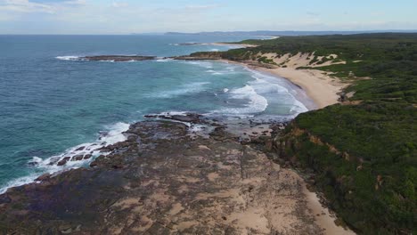 Scenic-View-Of-Pebbly-Beach-And-Soldiers-Point-Peninsula-From-Norah-Head-Headland-In-NSW,-Australia