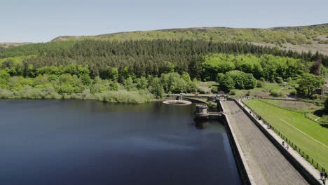 Aerial-View-Of-Ladybower-Reservoir-With-Lush-Forest-And-Mountain-Views-At-Daytime-In-England,-United-Kingdom