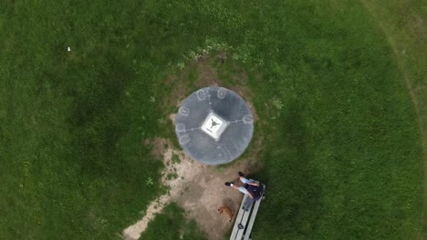 Steigende-Drohnenaufnahme-Eines-Gipfels-Am-Höchsten-Punkt-In-Cornwall,-England