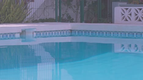Empty-swimming-pool-at-horizontal-level