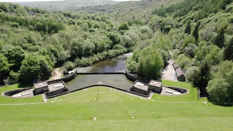 Panorama-Des-Ladybower-Reservoirs,-Umgeben-Von-Grünem-Wald-Im-Derwent-Tal-In-England