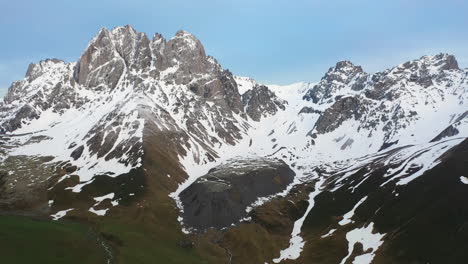 Cinematic-drone-shot-of-the-Georgian-Dolomites-in-the-Caucasus-mountains-in-Georgia