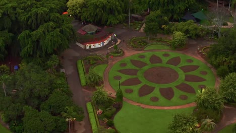 Aerial-view-of-Brisbane-City-Botanic-Gardens-Flower-Circle-and-Public-Toilets,-QLD-Australia