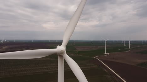 Nahaufnahme-Von-Sauberer-Und-Erneuerbarer-Windkraft-An-Einem-Bewölkten-Tag