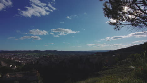Panorama-Der-Stadtlandschaft-Von-Cuenca-Und-Der-Hängenden-Häuser-In-Spanien