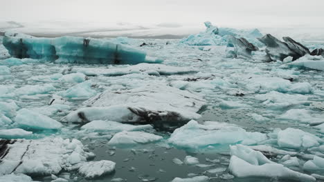 Pan-of-Melting-blue-Icebergs-In-Jokulsarlon-Glacial-Lagoon,-Iceland