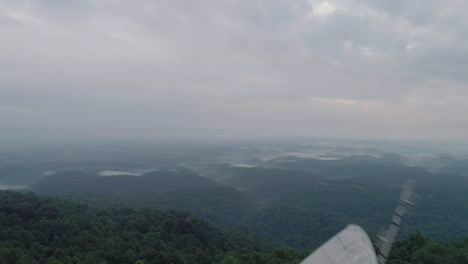 Drohne-Fliegt-über-Dem-Handyturm-Mit-Zwei-Männern-An-Der-Spitze-In-Den-Ländlichen-Hügeln-Von-Tennessee