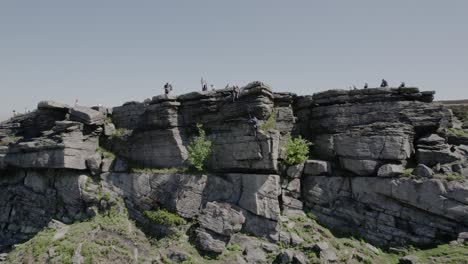 Climbers-On-Top-Of-Gritstone-Rocks-Bamford-Edge-In-Hope-Valley,-England,-UK