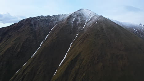 Filmische-Drohnenaufnahme-Der-Kaukasusberge-In-Georgien-Mit-Zwei-Kleinen-Schneebedeckten-Tälern