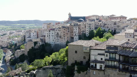 Cuenca,-Spanien-Klippengebäude-Und-Hängende-Häuser,-Atemberaubende-Luftaufnahme