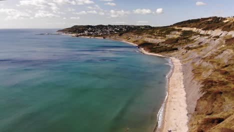 Luftbild-Von-Charmouth-Beach-Und-Klippen-Mit-Türkisfarbenem-Wasser-In-Dorset