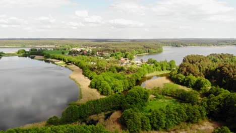 Dichtes-Laub-Am-Seeufer-Mit-Hütten-Im-Naturschutzgebiet-In-Der-Nähe-Von-Styporc,-Kreis-Chojnice,-Woiwodschaft-Pommern,-In-Nordpolen