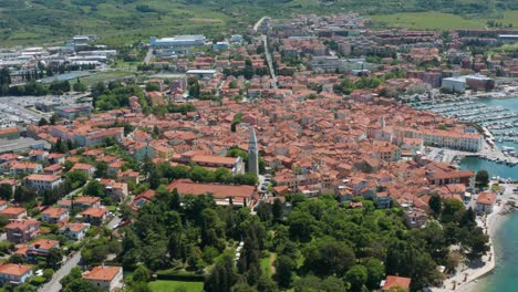 Aerial:-coastal-Izola-town-on-Adriatic-Mediterranean-coast-in-Slovenia,-4K-view