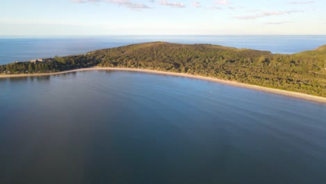 Luftbild-Des-Trial-Bay-Front-Beach-Mit-Ruhigem-Wasser---Lagger-Point-Im-Arakoon-National-Park-In-NSW,-Australien
