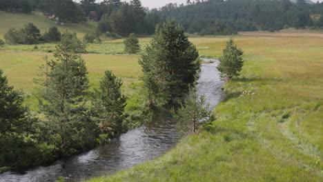 Eine-Erstaunlich-Schöne-Landschaftsansicht-Des-Flusses,-Der-In-Die-Grünen-Felder-Fließt