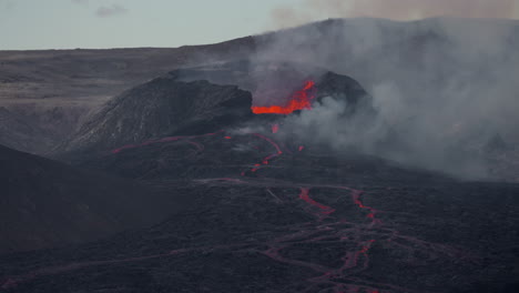 Lavaströme-Und-Rauch-Aus-Dem-Krater-Des-Fagradalsfjall-Vulkans-Während-Des-Ausbruchs-In-Island-Bei-Sonnenuntergang
