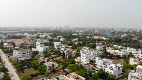 Chennai-City-Ecr-Gebäude-Im-Wohngebiet-Umgeben-Von-Bäumen-Drohne-4k-Aufnahme