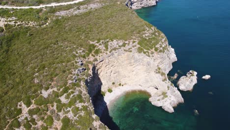 Ein-Vorbeiflug-über-Einen-Halbmondförmigen-Strand-In-Portugal