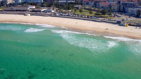 Pocos-Turistas-Surfistas-En-Bondi-Beach-En-Sydney-Cbd,-Nueva-Gales-Del-Sur,-Australia-Durante-La-Pandemia