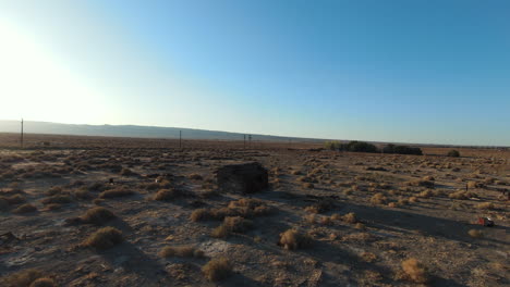 Fliegen-Um-Eine-Verlassene-Hütte-In-Der-Prärie-Der-Mojave-Wüstenlandschaft-Bei-Sonnenuntergang
